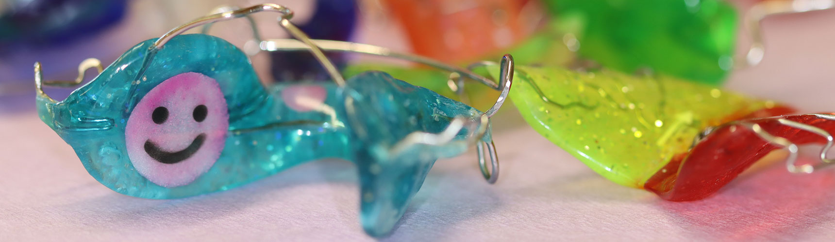 Verschiedene bunte Zahnspangen