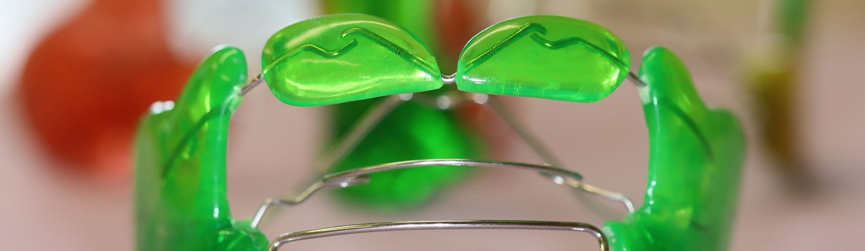 Verschiedene bunte Zahnspangen