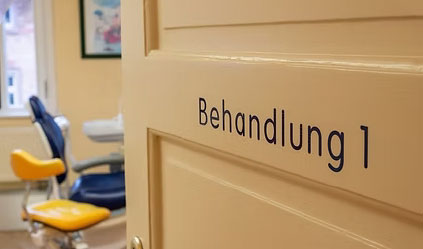 Offene Tuer von Behandlungszimmer 1 in der Praxis fuer Kieferorthopaedie