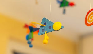 Mobile an der Decke in der Praxis fuer Kieferorthopaedie